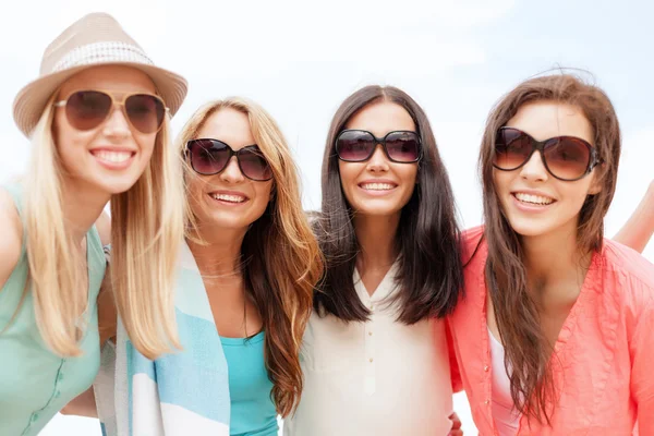 Les filles dans les ombres avoir du plaisir sur la plage — Photo