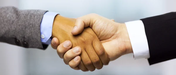 Uomo d'affari e donna d'affari che si stringono la mano — Foto Stock