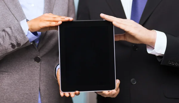 Biznesmen i interesu z komputera typu tablet — Zdjęcie stockowe