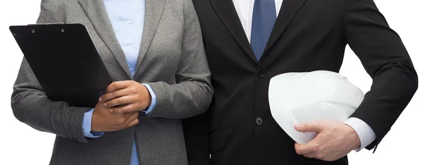 Hommes d'affaires avec presse-papiers et casque — Photo