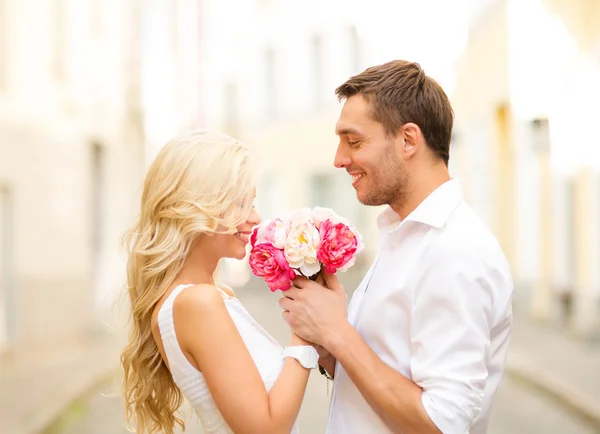Casal com flores na cidade — Fotografia de Stock