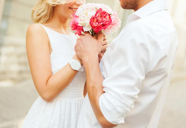 Couple avec des fleurs dans la ville — Photo