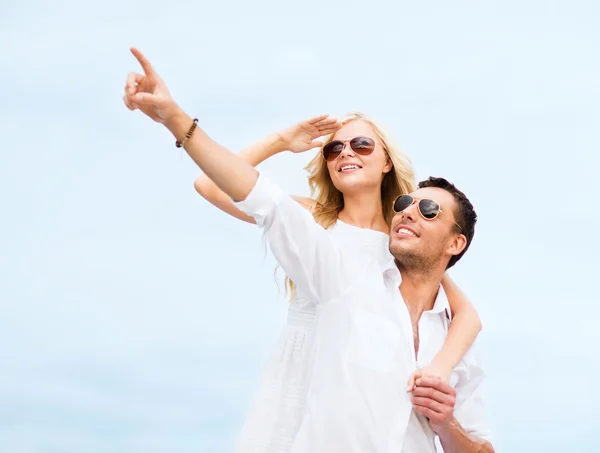 Pareja en tonos en el lado del mar — Foto de Stock