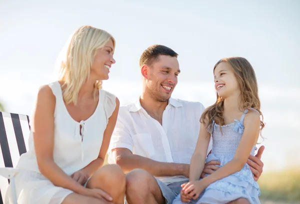 Família feliz fazendo um piquenique — Fotografia de Stock