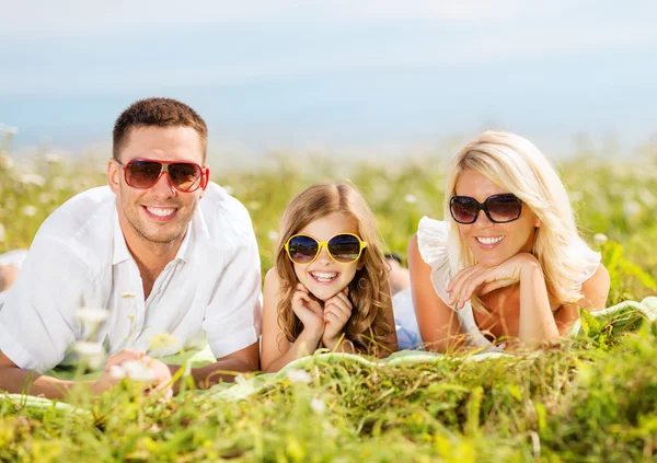 Famille heureuse avec ciel bleu et herbe verte — Photo