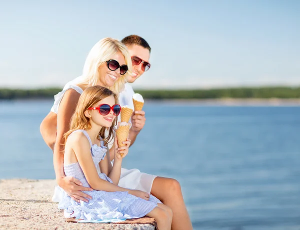 Lycklig familj äta glass — Stockfoto