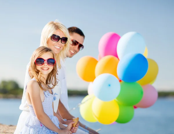 Familie mit bunten Luftballons — Stockfoto