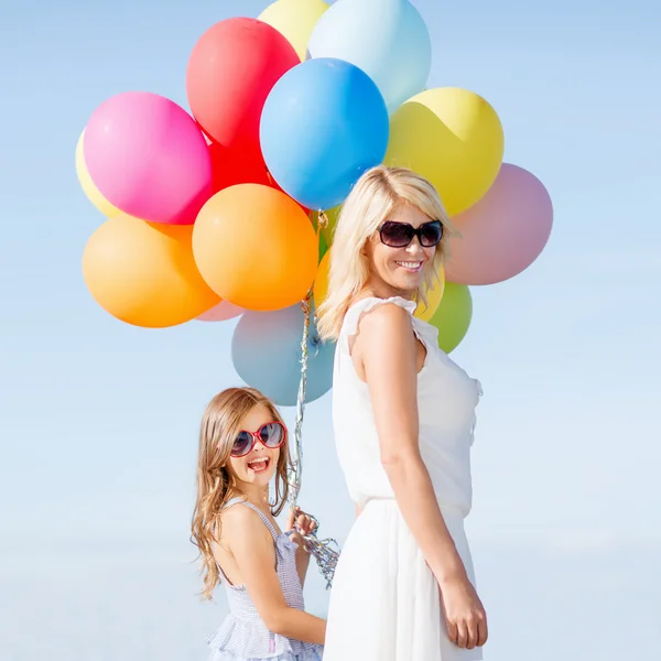 Anne ve çocuk renkli balonları — Stok fotoğraf