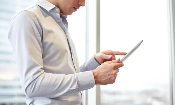 Geschäftsmann mit Tablet-PC im Büro — Stockfoto