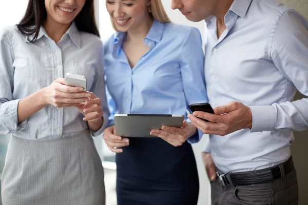 Business team with tablet pc and smarphones — Stock Photo, Image