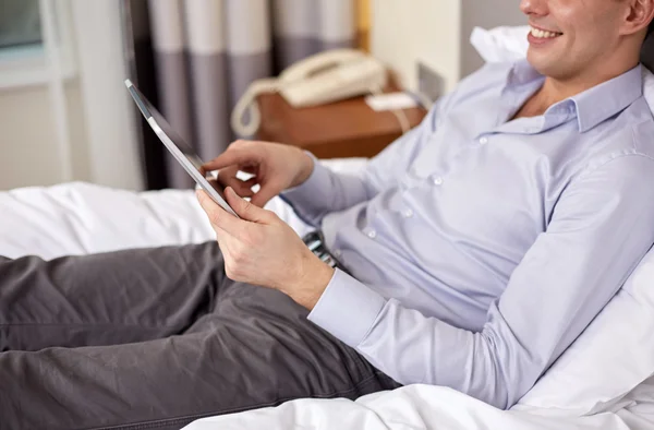 Om de afaceri cu tabletă PC în camera de hotel — Fotografie, imagine de stoc