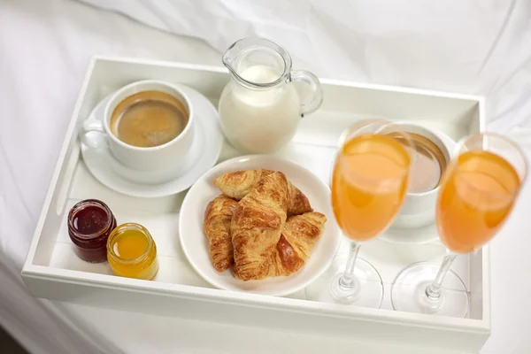 早餐在床上的托盘上的特写 — 图库照片