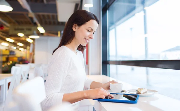 Mulher sorridente com tablet pc e café no café — Fotografia de Stock