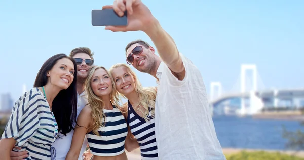 Amigos tirando selfie com smartphone Imagens De Bancos De Imagens