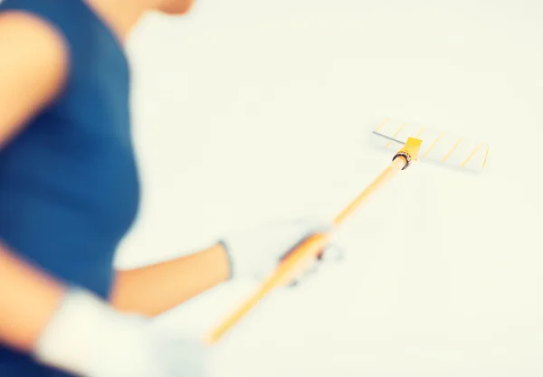 Mujer con rodillo y pintura coloreando la pared —  Fotos de Stock