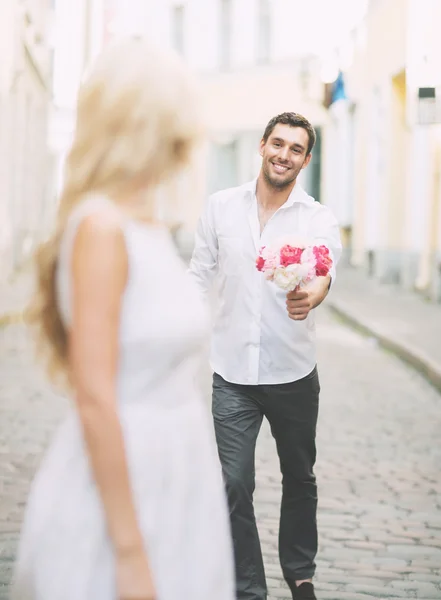 Koppel met bloemen in de stad — Stockfoto