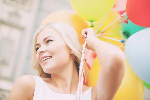 Vrouw met kleurrijke ballonnen — Stockfoto