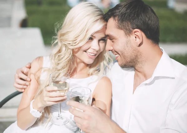 Pareja bebiendo vino en la cafetería — Foto de Stock