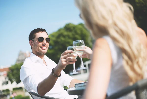 Casal beber vinho no café — Fotografia de Stock