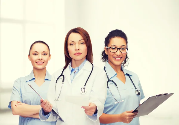 Calmo médico feminino com prancheta — Fotografia de Stock