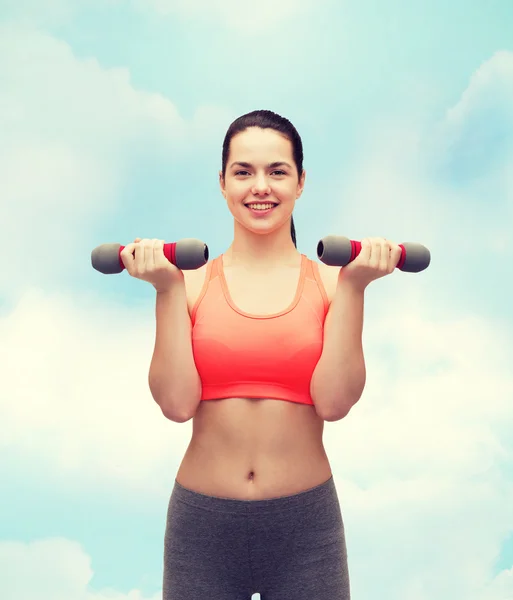 Jonge, sportieve vrouw met lichte halters — Stockfoto