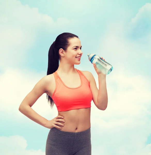 Sportovní žena s láhev s vodou — Stock fotografie
