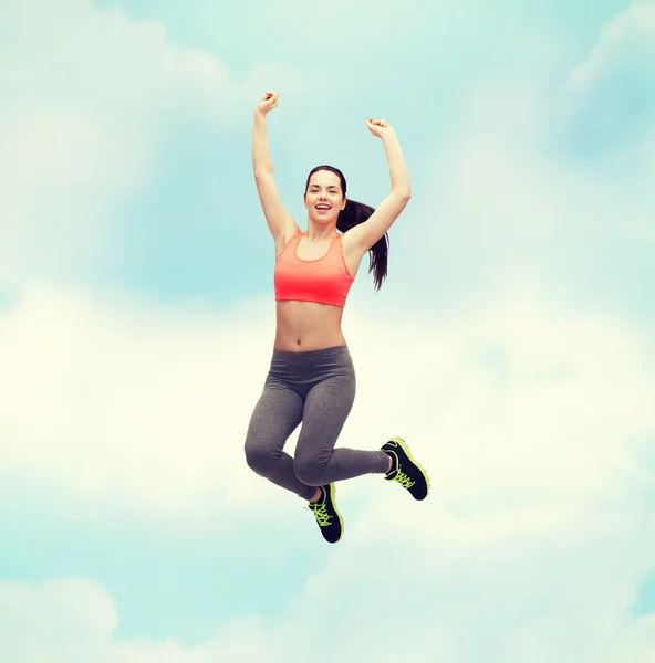 Sportig tonårig flicka hoppa i sportkläder — Stockfoto