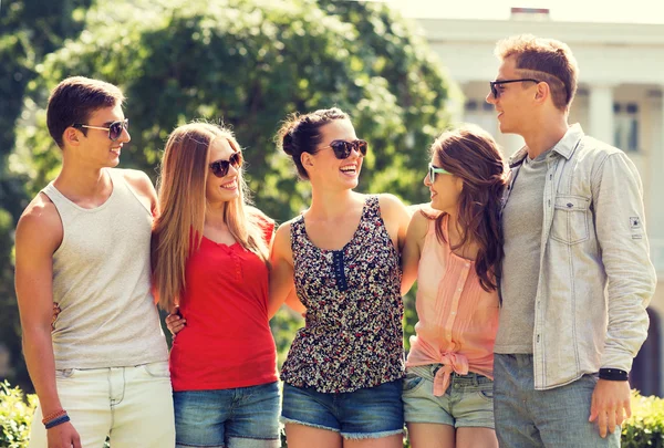 Groupe d'amis souriants à l'extérieur — Photo