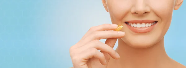 Omega 3 vitaminler kapsül tutan güzel kadın — Stok fotoğraf
