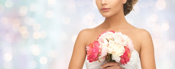 Mariée ou femme avec bouquet de fleurs — Photo