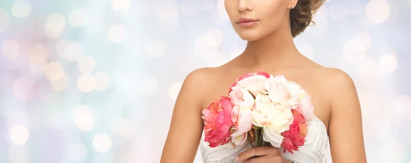 Sposa o donna con mazzo di fiori — Foto Stock