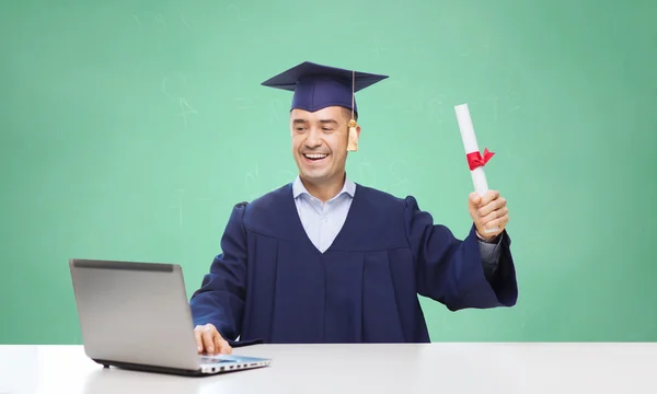 Lachende volwassen student in mortarboard met diploma — Stockfoto