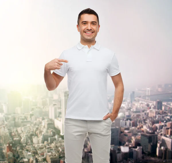 Homem sorridente em t-shirt apontando o dedo sobre si mesmo — Fotografia de Stock