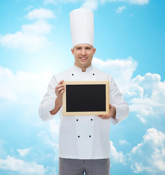 Cocinero macho feliz celebración tablero de menú en blanco — Foto de Stock