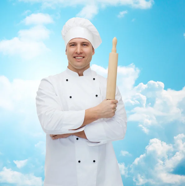 Šťastný muž kuchař kuchař drží váleček — Stock fotografie