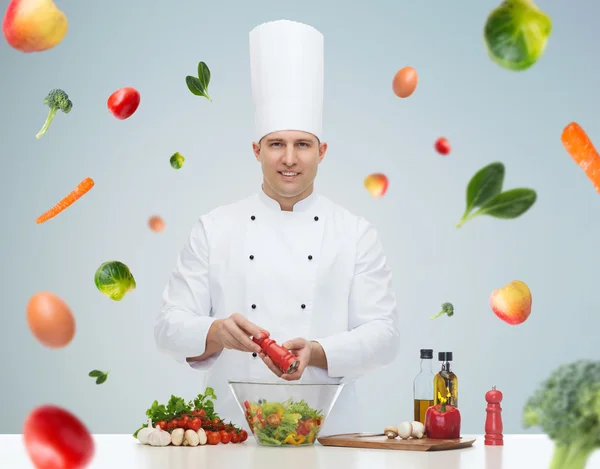 Glückliche männliche Koch kochen Essen — Stockfoto