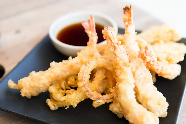 Primo piano di gamberetti fritti e salsa di soia — Foto Stock