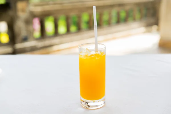 Bicchiere di succo d'arancia fresco al ristorante — Foto Stock