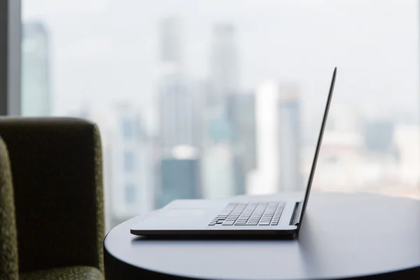 Primo piano di computer portatile su tavolo a ufficio — Foto Stock