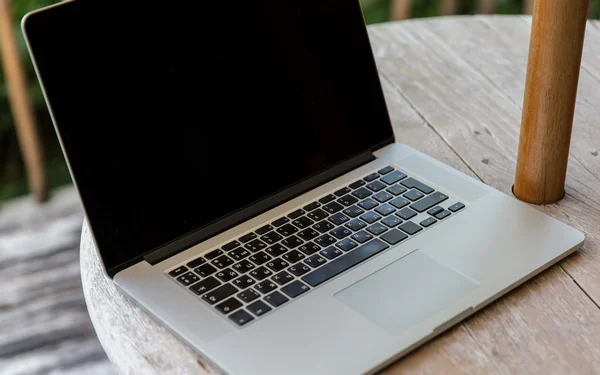 Primo piano del computer portatile sul tavolo dell'hotel — Foto Stock