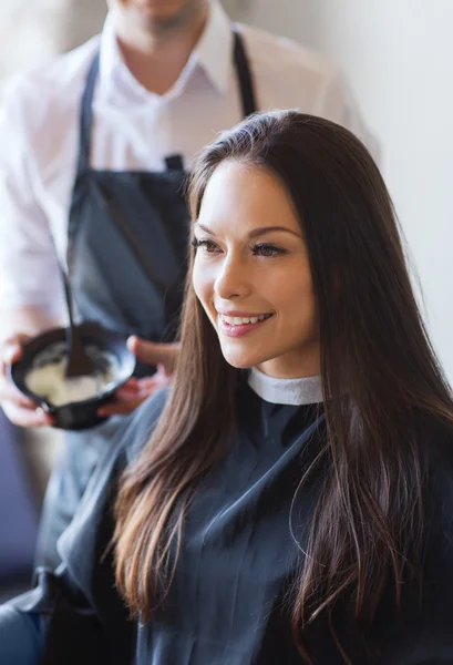 Šťastná mladá žena barvení vlasů v salonu — Stock fotografie