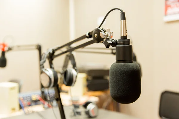Micrófono en el estudio de grabación o estación de radio — Foto de Stock