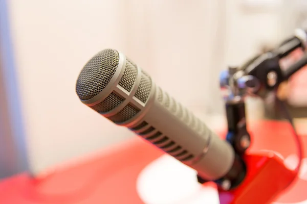 Микрофон на студии звукозаписи или радиостанции — стоковое фото