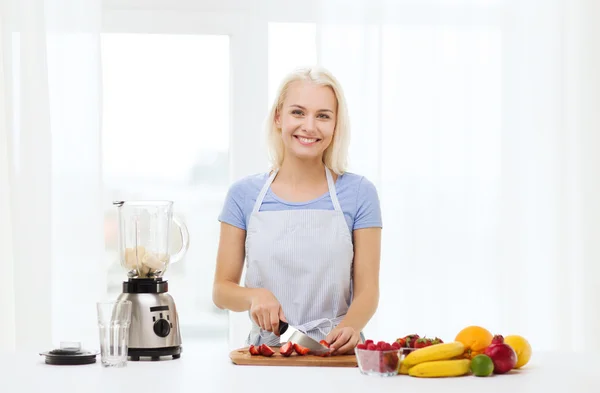 Gülümseyen kadın evde sallamak hazırlık blender ile — Stok fotoğraf