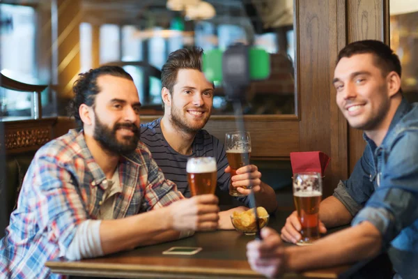 Przyjaciele biorąc selfie i picia piwa w barze — Zdjęcie stockowe