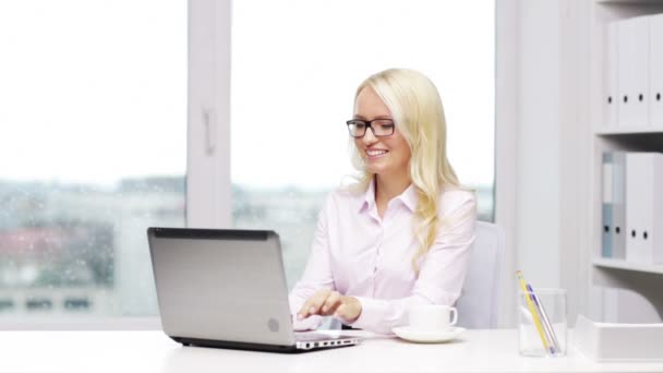 Segretaria donna sorridente o studente con computer portatile — Video Stock