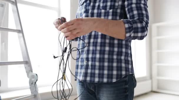 Primer plano del hombre desenredar cables — Vídeo de stock