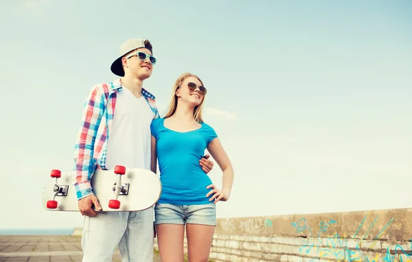 Sonriente pareja divirtiéndose al aire libre —  Fotos de Stock