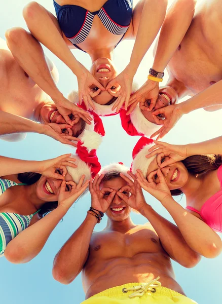 Amigos sorridentes em círculo na praia de verão — Fotografia de Stock