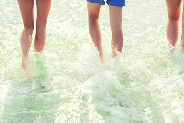 Κοντινό πλάνο ανθρώπινη πόδια στην παραλία το καλοκαίρι — Φωτογραφία Αρχείου